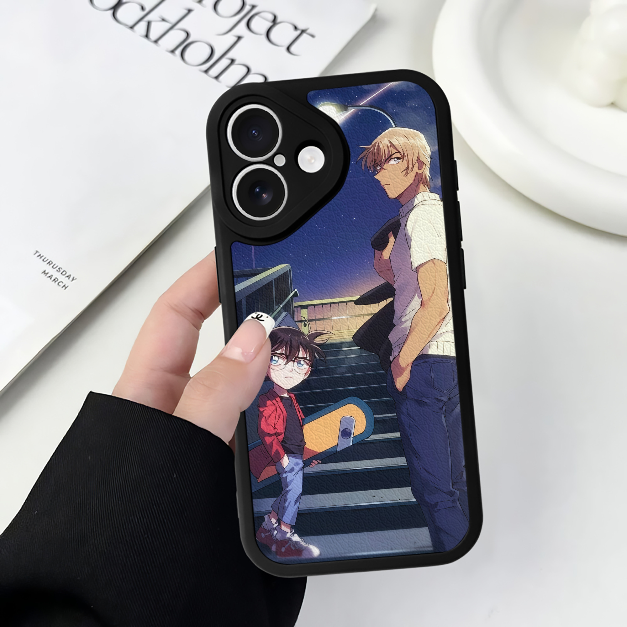 （画像用） 名探偵コナン Detective Conan 【iPhone 16シリーズ対応】シリコンスマホケース（レザー調） 材質：シリコン